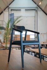 Sort spisestol med ryg