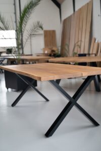 Bordben i sort stål