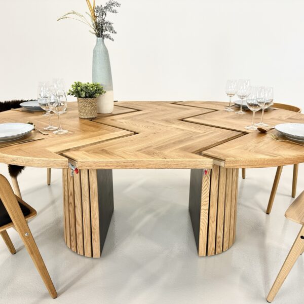 Rundt sildebensbord med udtræk til 1 stk tillægsplade - Ø140 cm