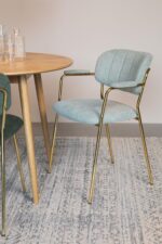 Guld stol med armlæn