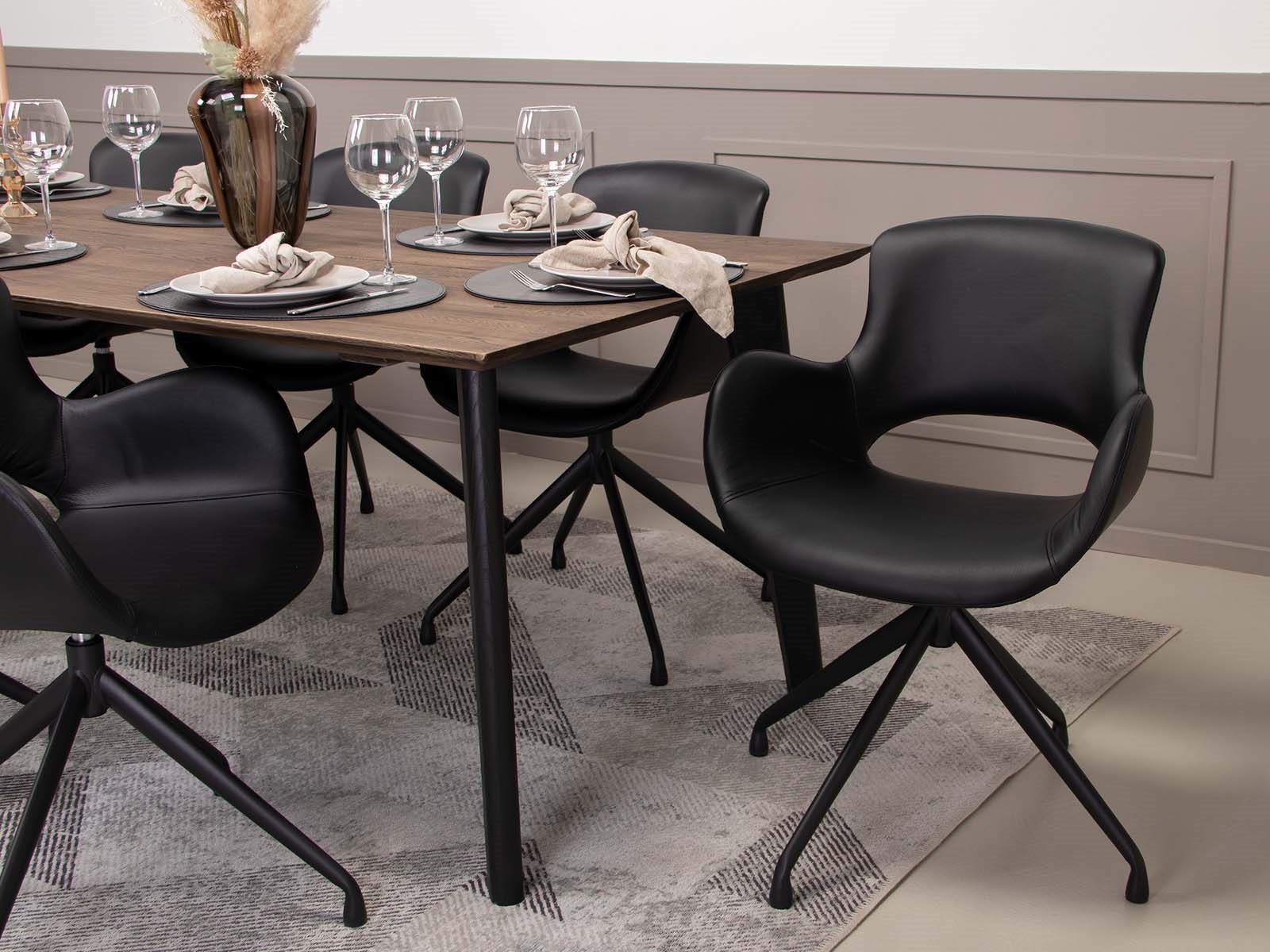 Sort læder stol med drejefunktion