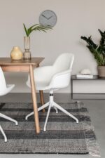 Hvid spisebordsstol med armlæn