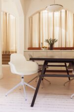 Hvid spisebordsstol med armlæn